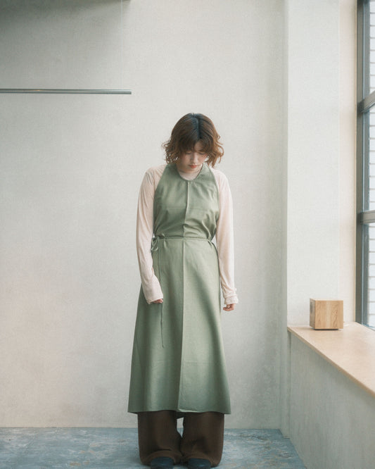 Baserange Apron Dress Luagreen 着用スタイリング フロント