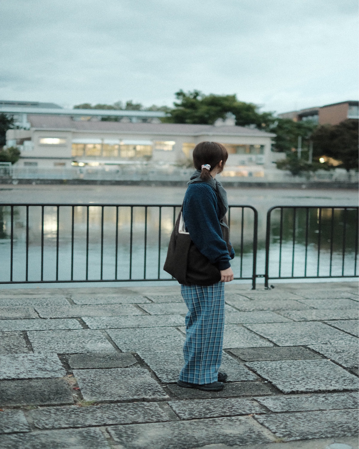 Baserange Claude Pants Eureka Plaid 屋外全身コーディネート