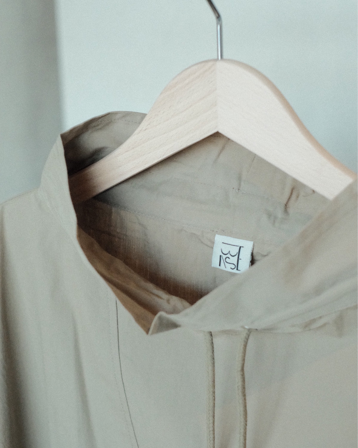 Baserange Uro Top Khaki 襟元・ラベルの詳細