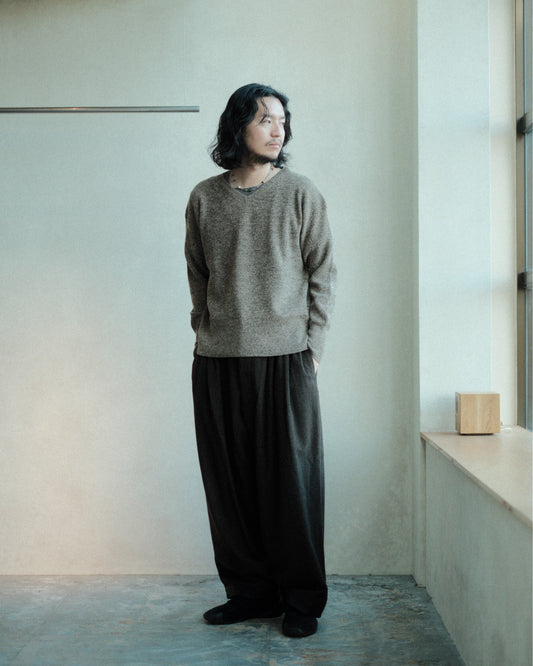 oira 10 TUCK PANTS(IF10TP)のニットと合わせた全身の着用