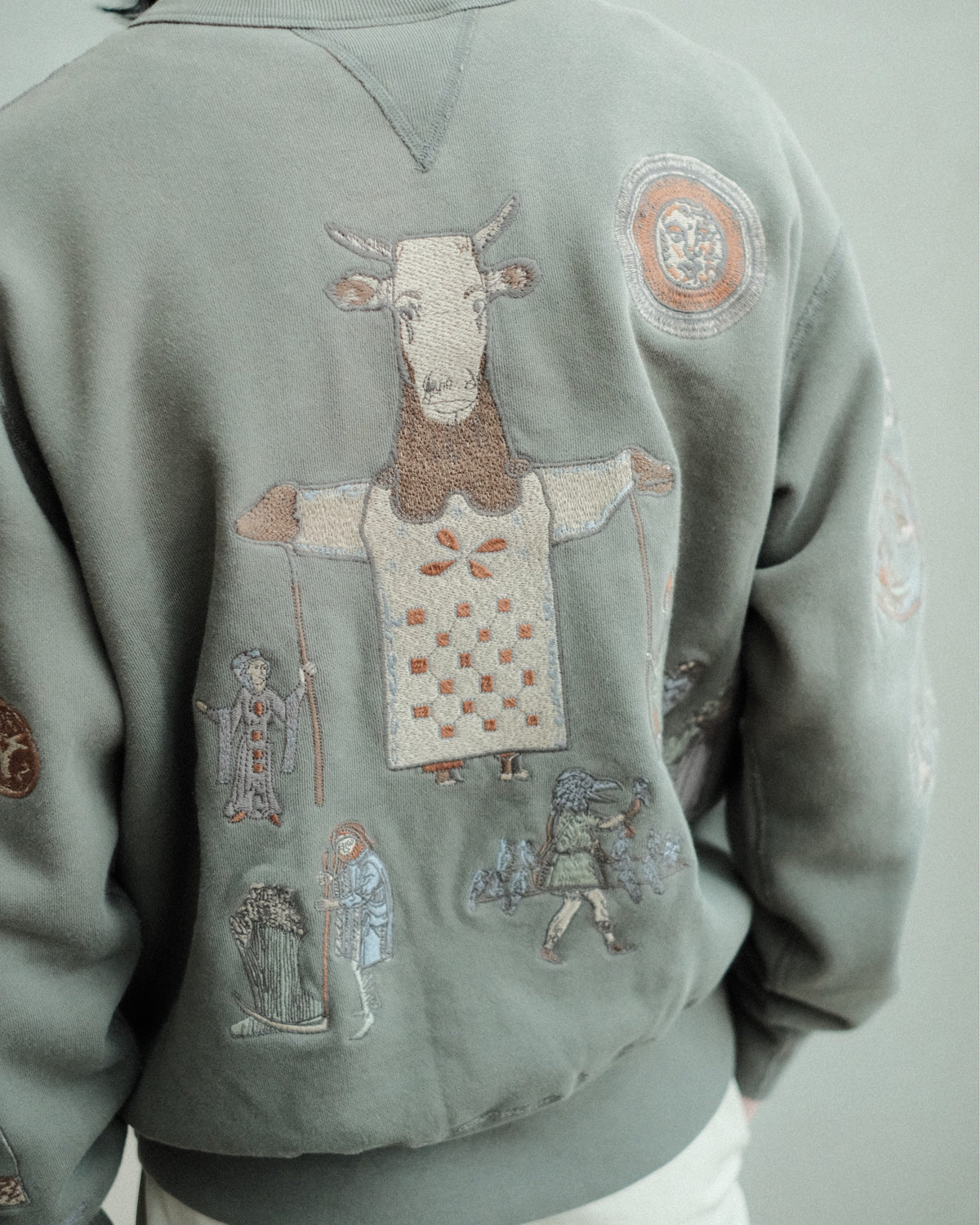 SAMUEL ZELIG Elder Crewneck Dark Sage EL-FW26-9-FT 背面の動物・人物刺繍の詳細