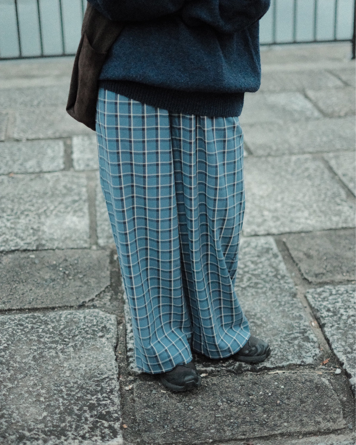 Baserange Claude Pants Eureka Plaid 屋外着用正面