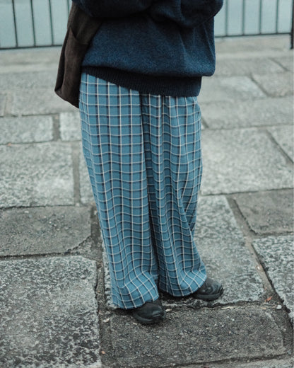 Baserange Claude Pants Eureka Plaid 屋外着用正面
