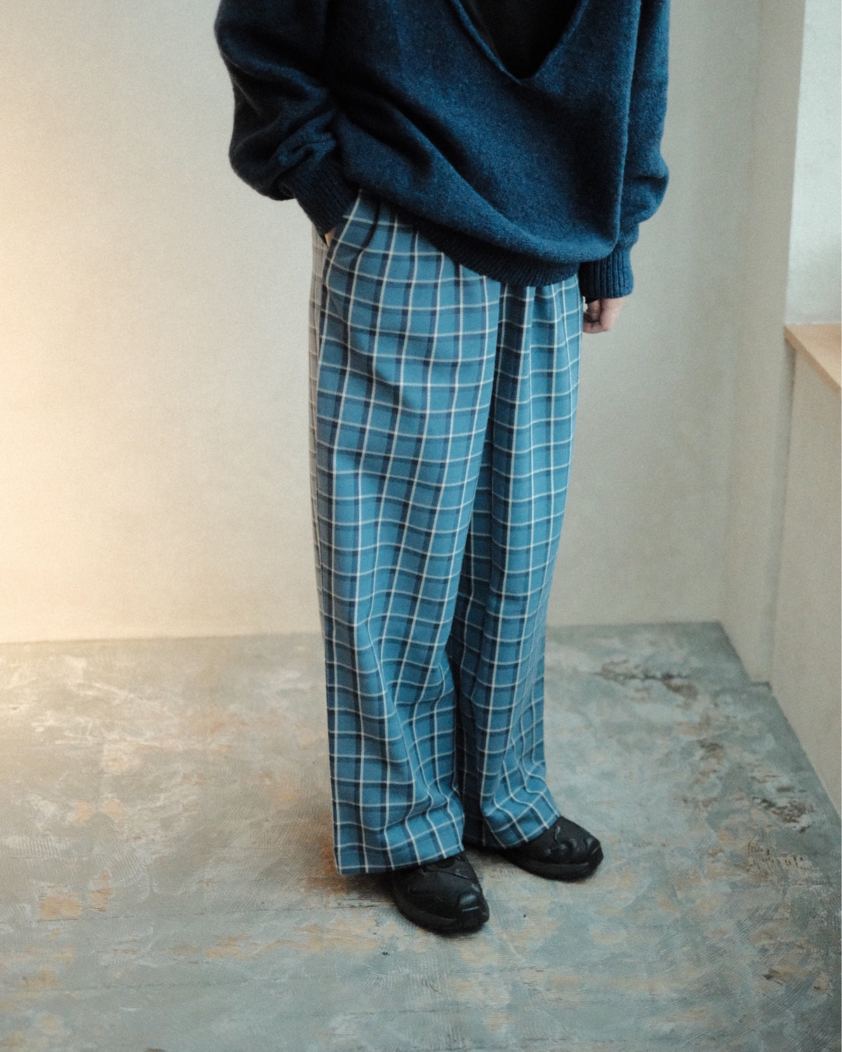 Baserange Claude Pants Eureka Plaid 室内着用正面