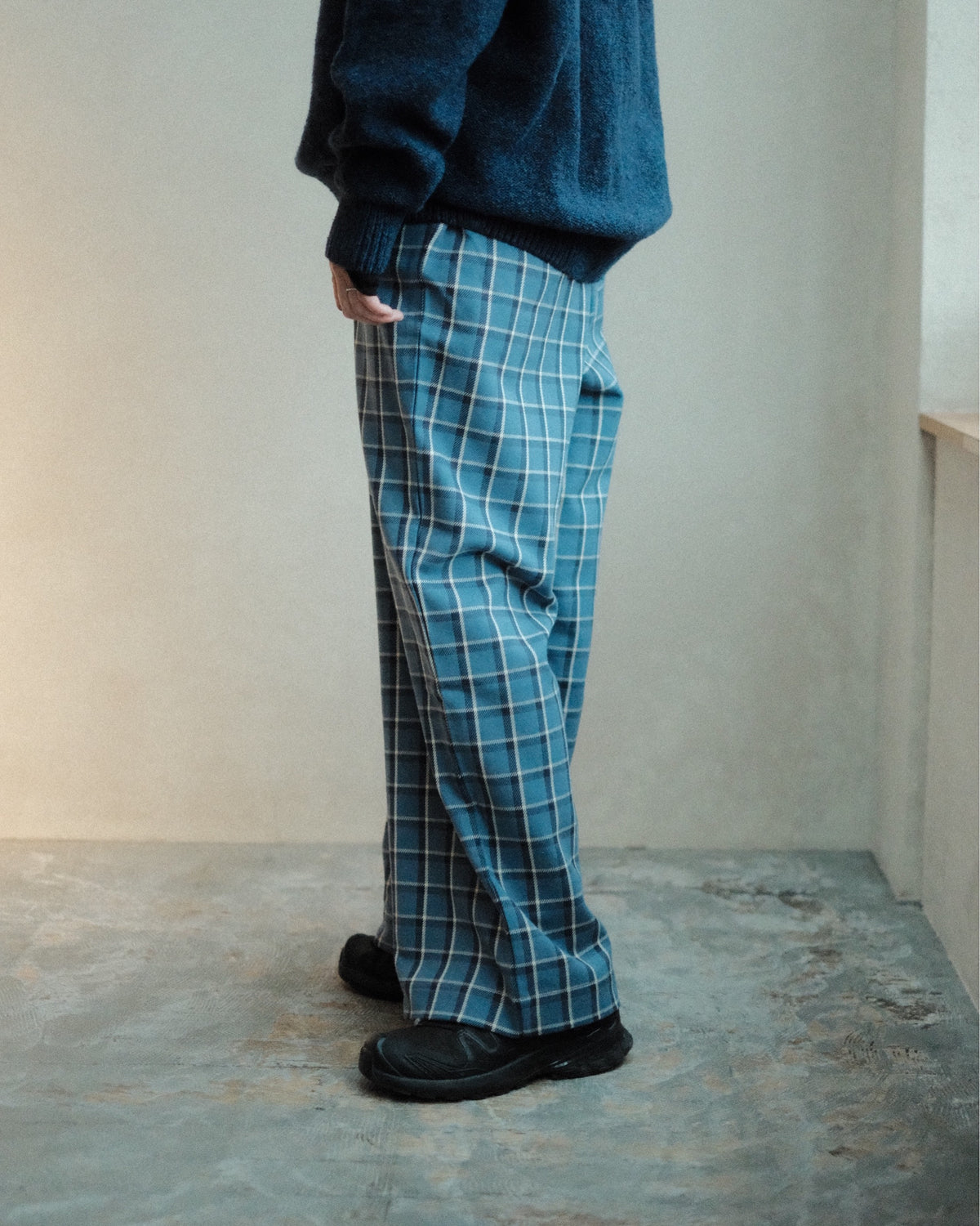 Baserange Claude Pants Eureka Plaid 室内着用側面