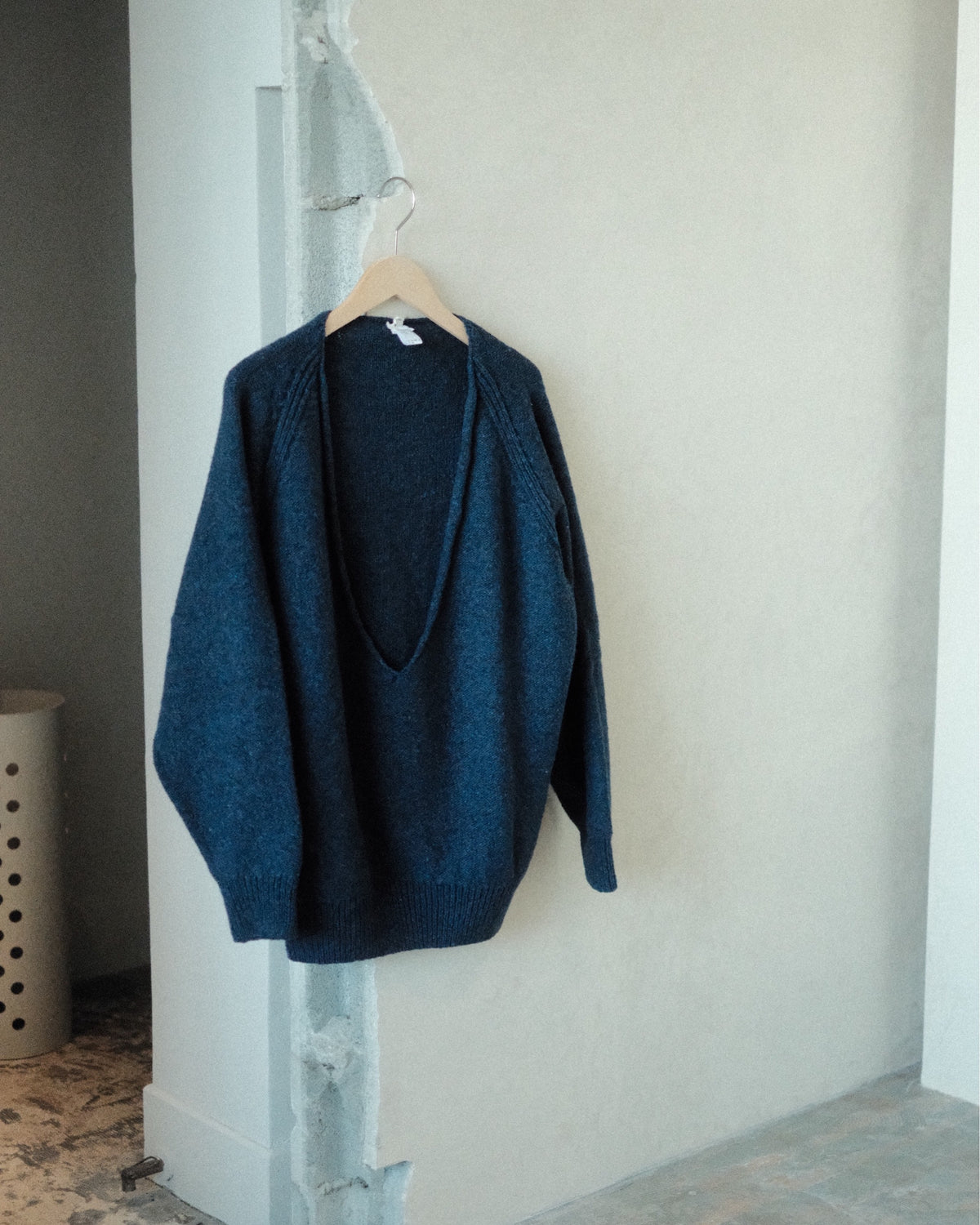 Baserange Soar V Neck Cap Nord Blue ハンガー正面
