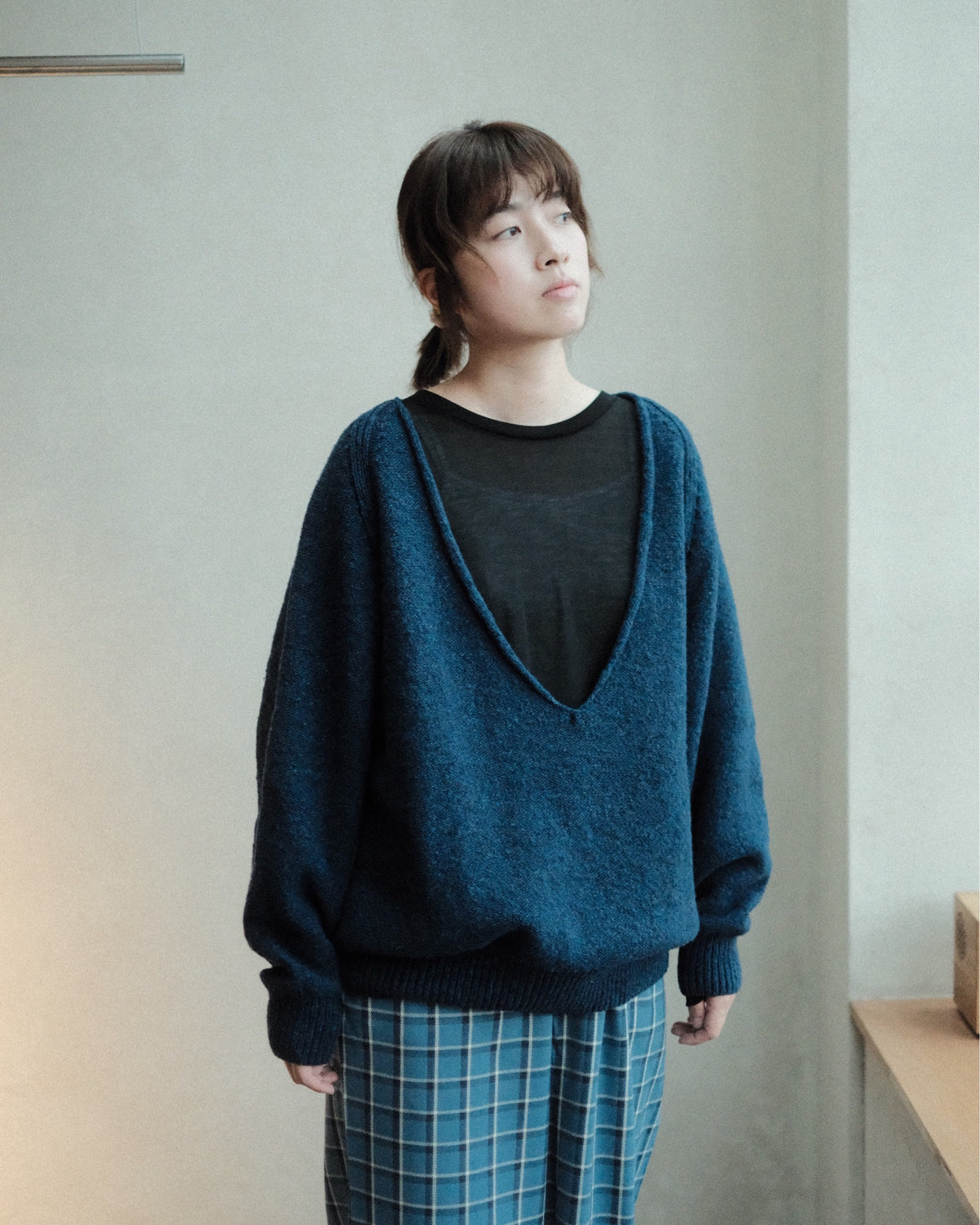 Baserange Soar V Neck Cap Nord Blue 着用正面