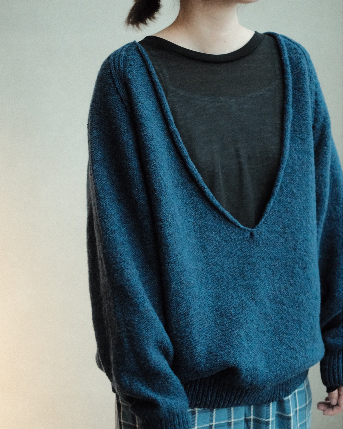 Baserange Soar V Neck Cap Nord Blue Vネック・編地詳細