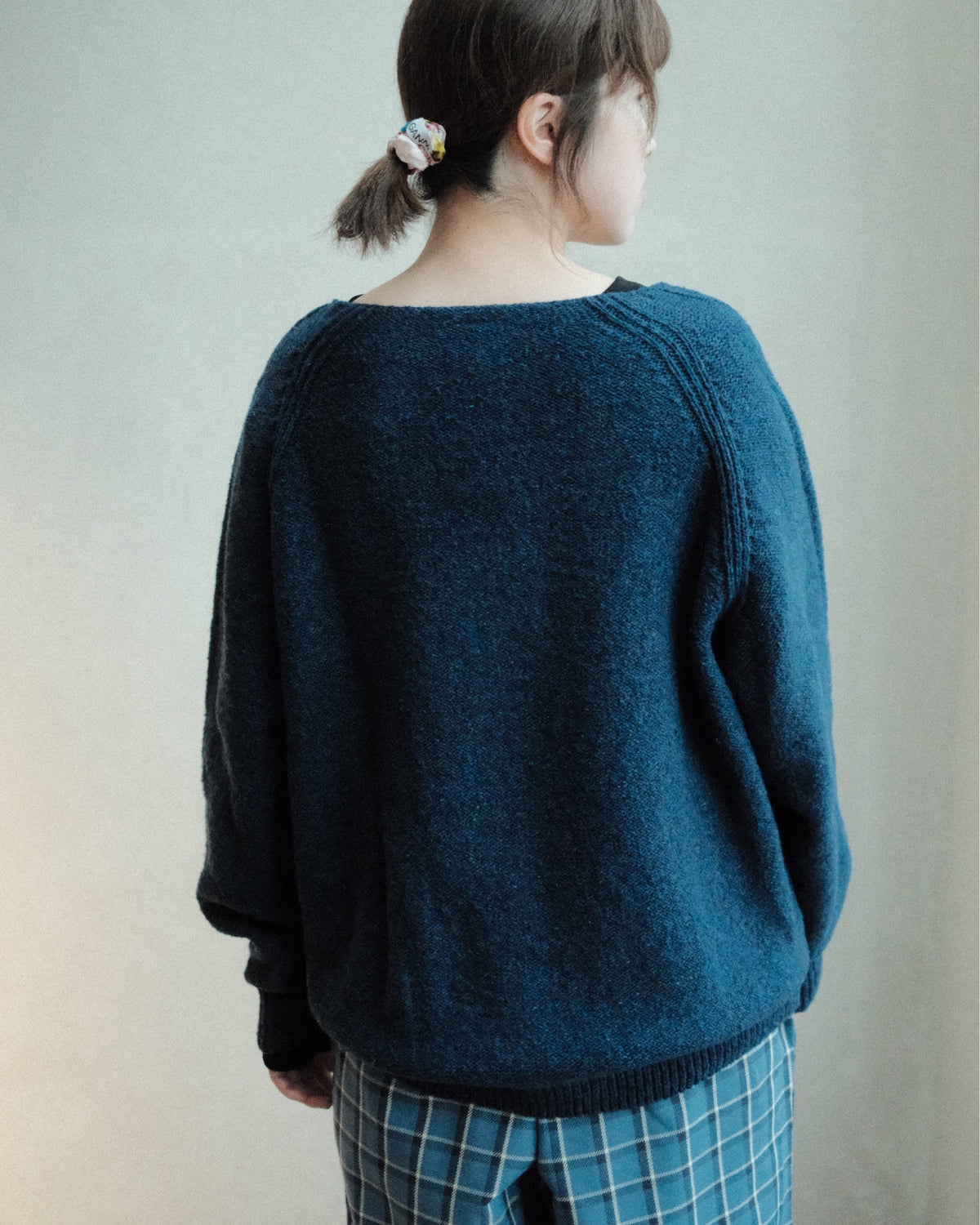 Baserange Soar V Neck Cap Nord Blue 着用背面