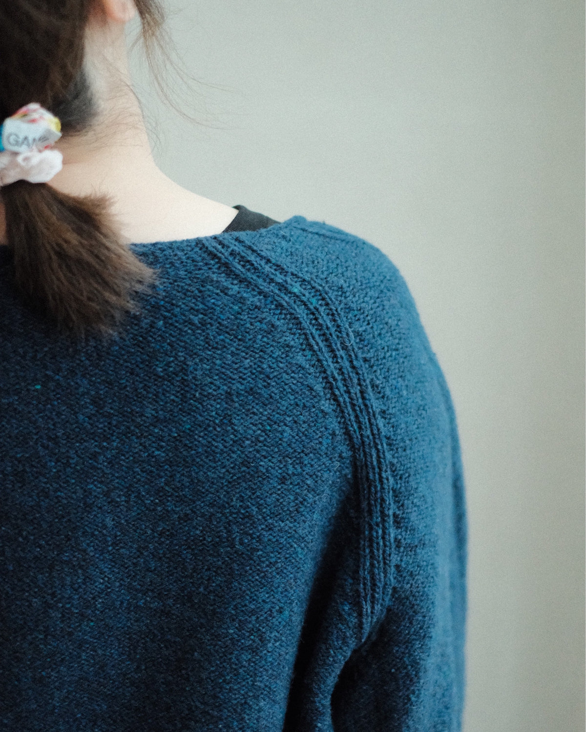 Baserange Soar V Neck Cap Nord Blue 肩・背面の編地詳細