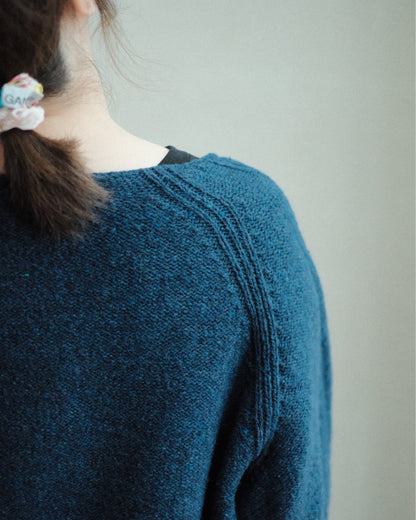 Baserange Soar V Neck Cap Nord Blue 肩・背面の編地詳細