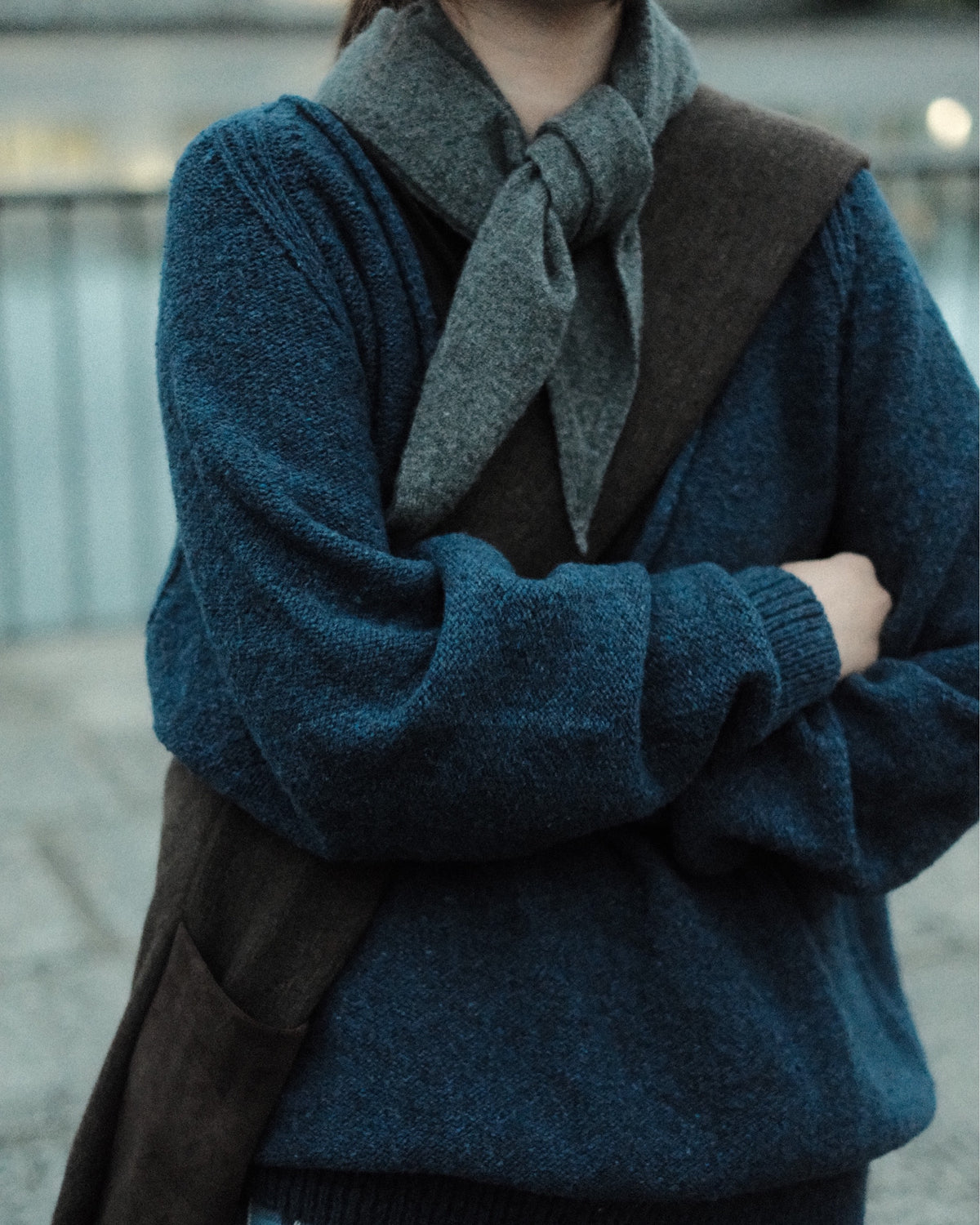 Baserange Soar V Neck Cap Nord Blue 袖・編地の着用詳細