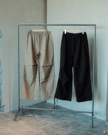 Baserange Uro Pants Black ブラックとカーキのハンガー全体