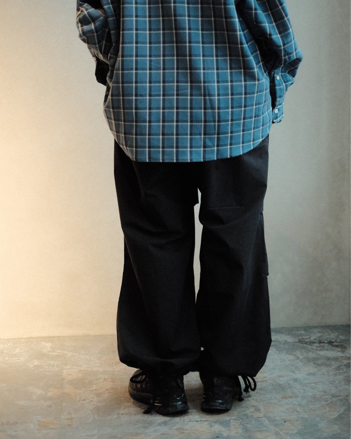 Baserange Uro Pants Black ブラック着用背面