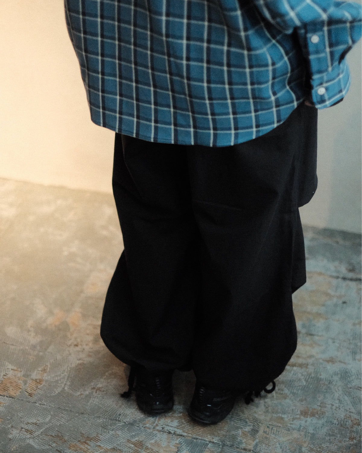 Baserange Uro Pants Black ブラック生地・裾の着用詳細