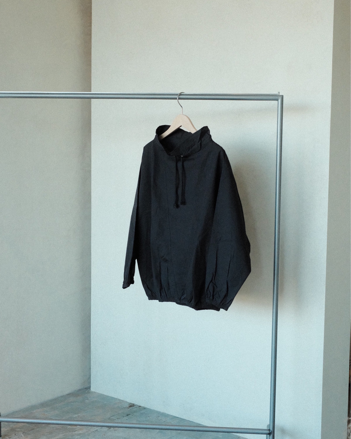 Baserange Uro Top Black ハンガー全体
