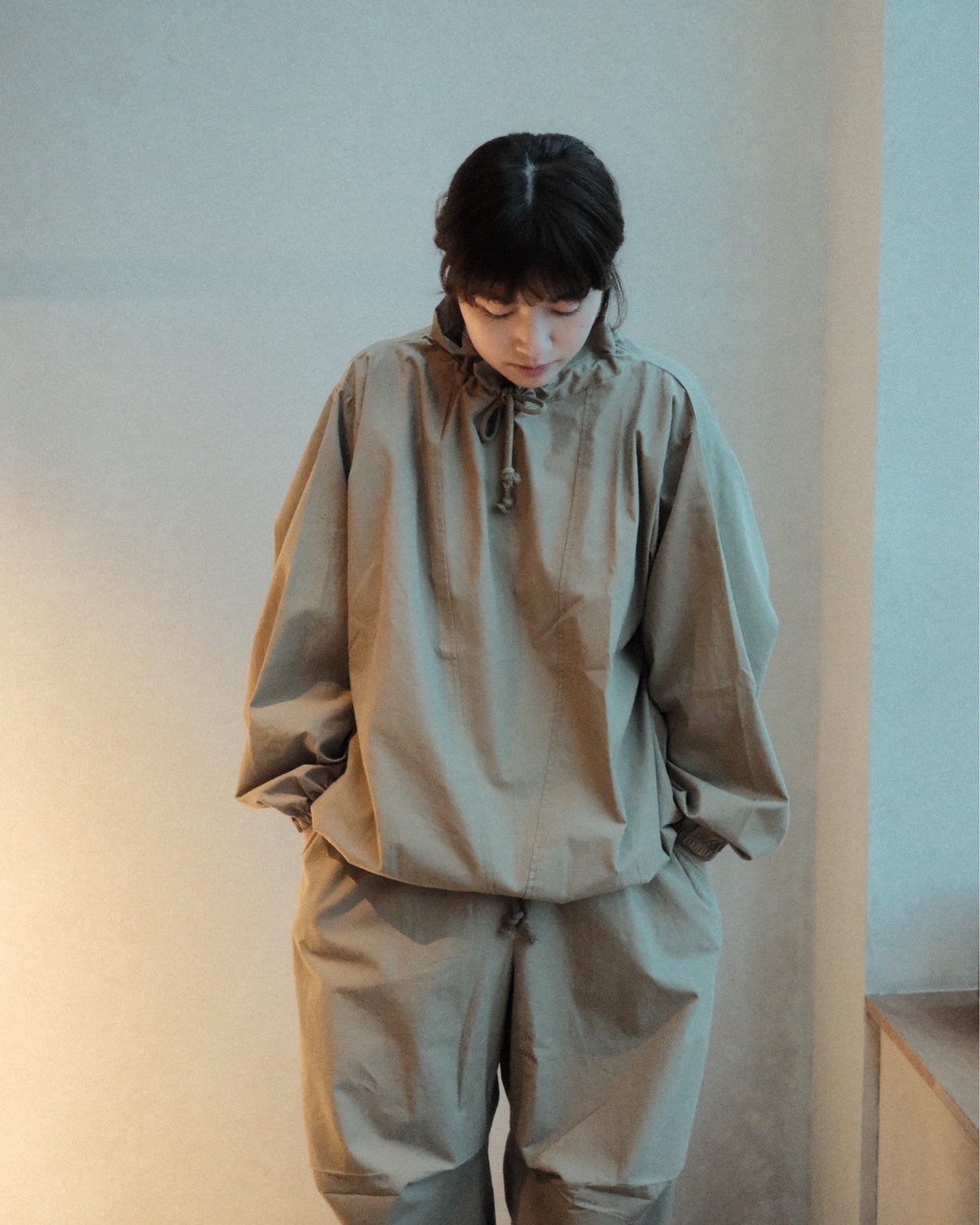 Baserange Uro Top Khaki 着用正面