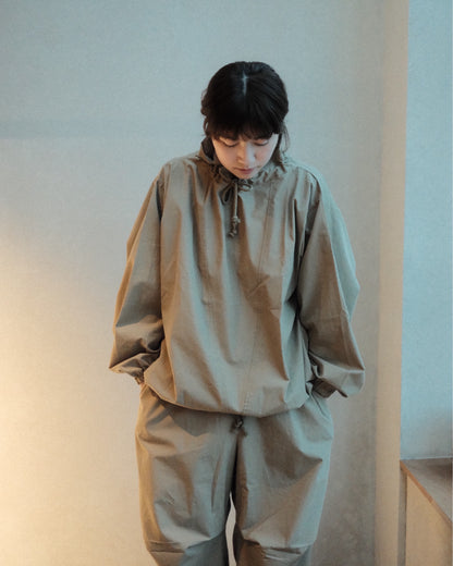 Baserange Uro Top Khaki 着用正面