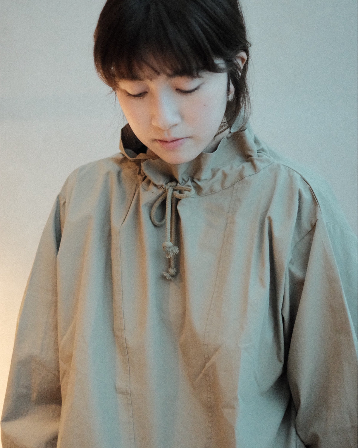 Baserange Uro Top Khaki 首元・ドローコードの着用詳細