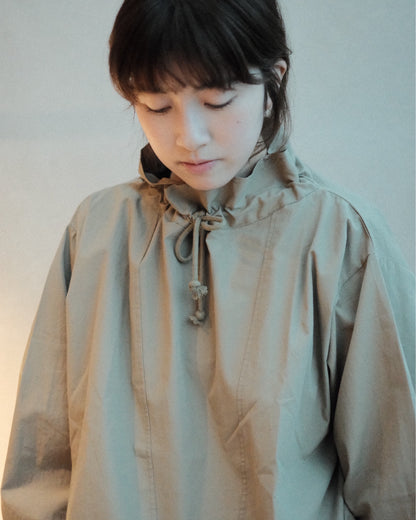 Baserange Uro Top Khaki 首元・ドローコードの着用詳細