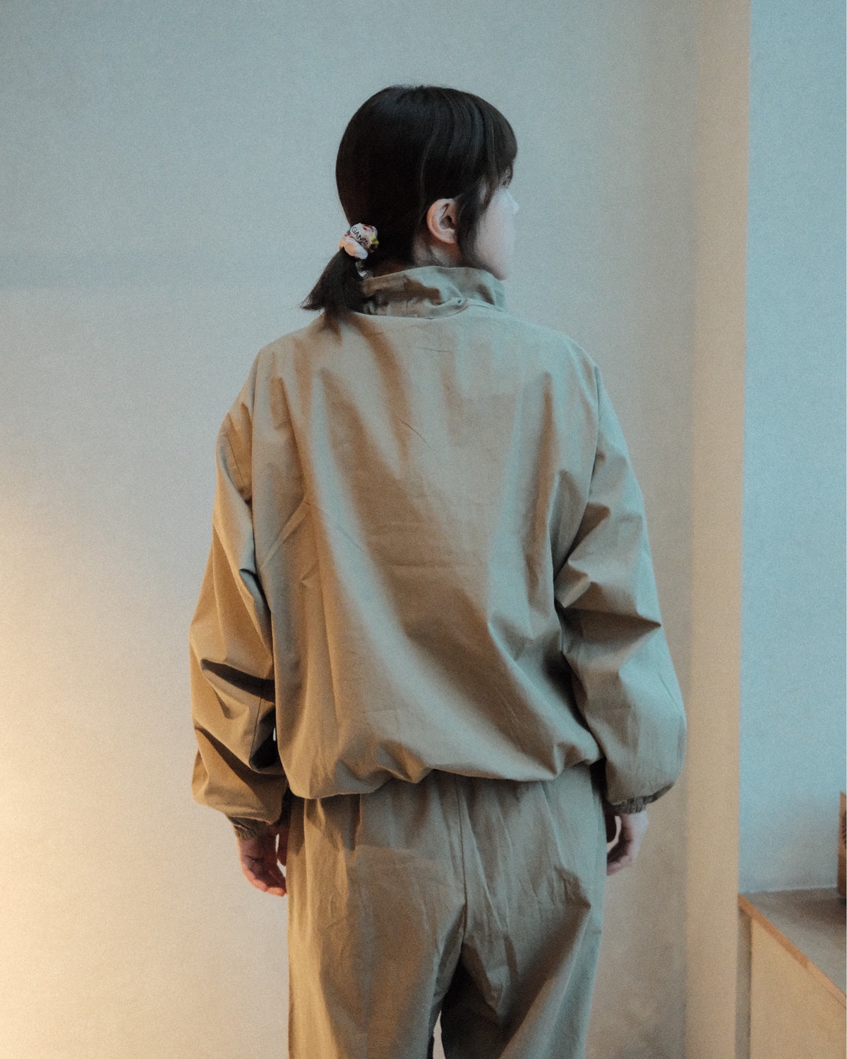 Baserange Uro Top Khaki 着用背面