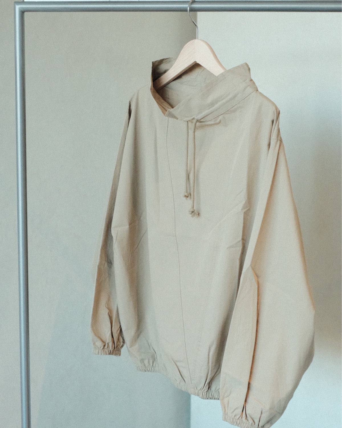 Baserange Uro Top Khaki ハンガー全体