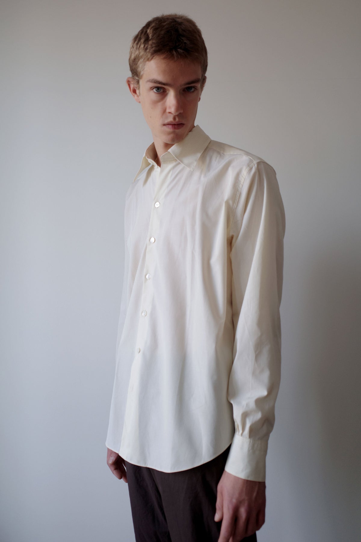 CAMISAS MANOLO PALE YELLOW BLACK STRIPES NORMAL SHIRT 着用イメージ 26020611