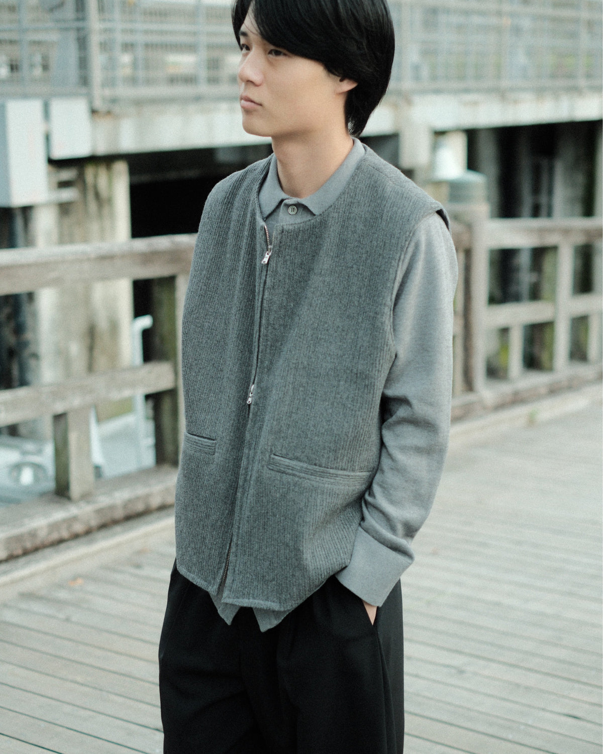 Ernie Palo Wool Corduroy Vest Top Gray EP12VT01 屋外の着用正面全体