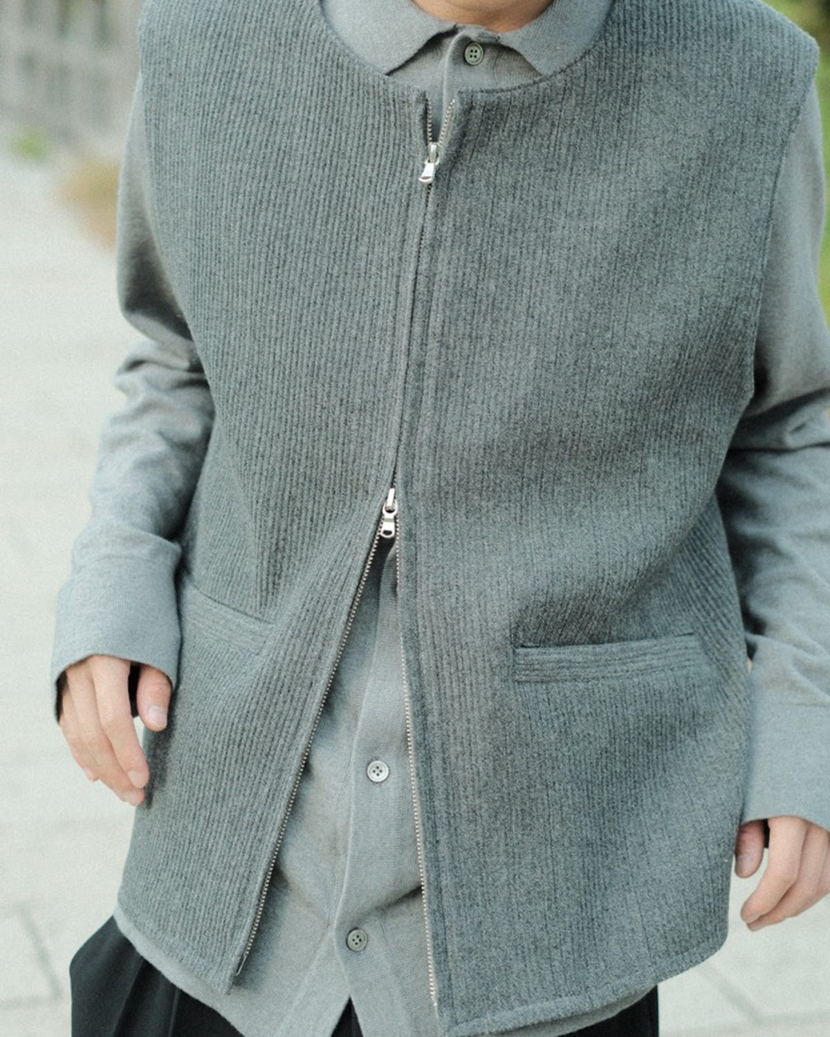 Ernie Palo Wool Corduroy Vest Top Gray EP12VT01 屋外のフロント・ダブルジップとポケット詳細