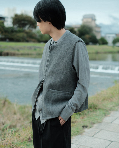 Ernie Palo Wool Corduroy Vest Top Gray EP12VT01 屋外の着用側面と裾の開き