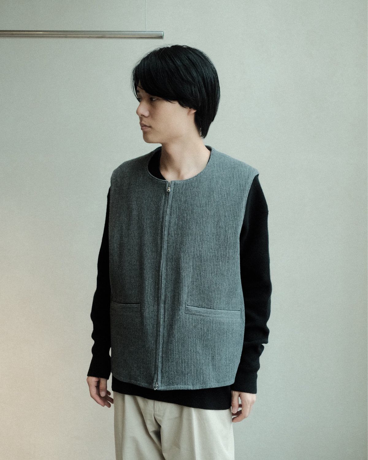 Ernie Palo Wool Corduroy Vest Top Gray EP12VT01 室内の着用正面全体