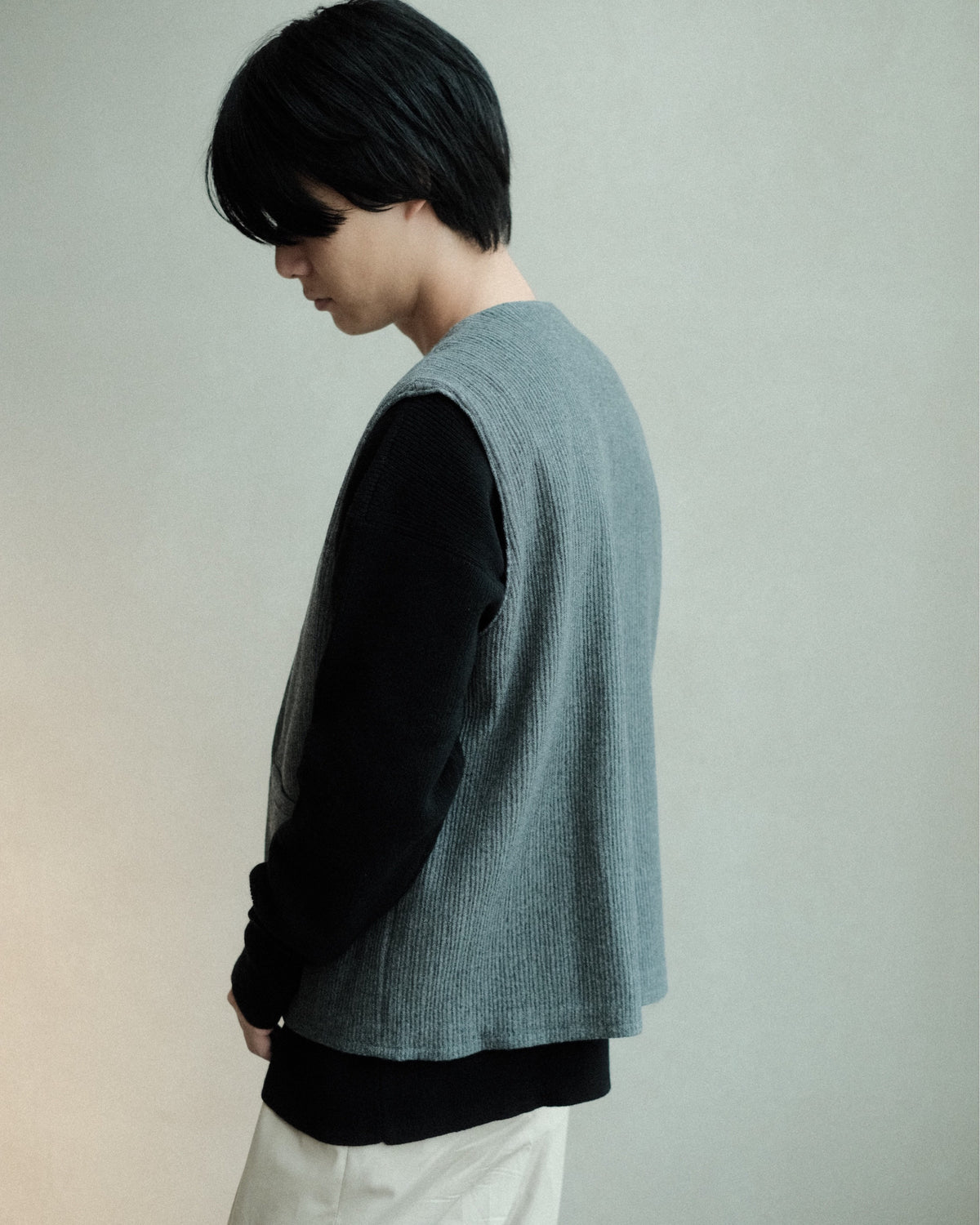 Ernie Palo Wool Corduroy Vest Top Gray EP12VT01 室内の着用側面から背面
