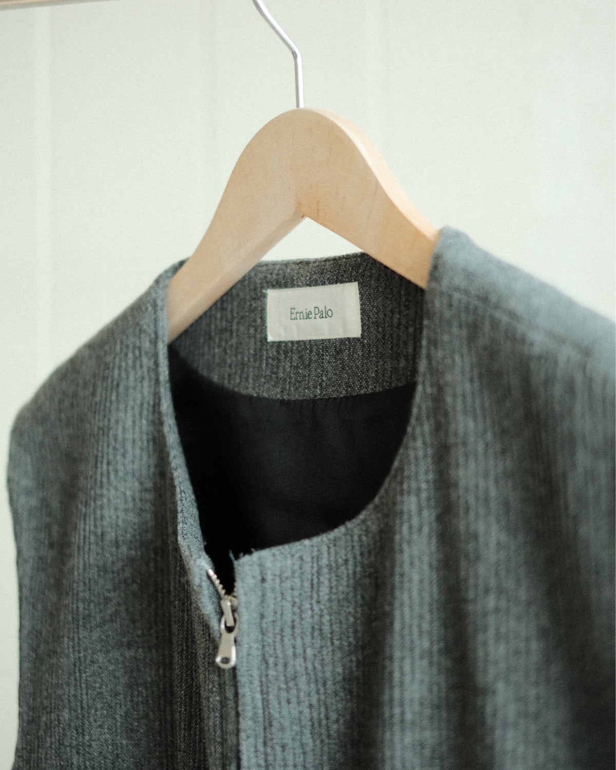 Ernie Palo Wool Corduroy Vest Top Gray EP12VT01 襟元・ブランドラベルとジップの詳細