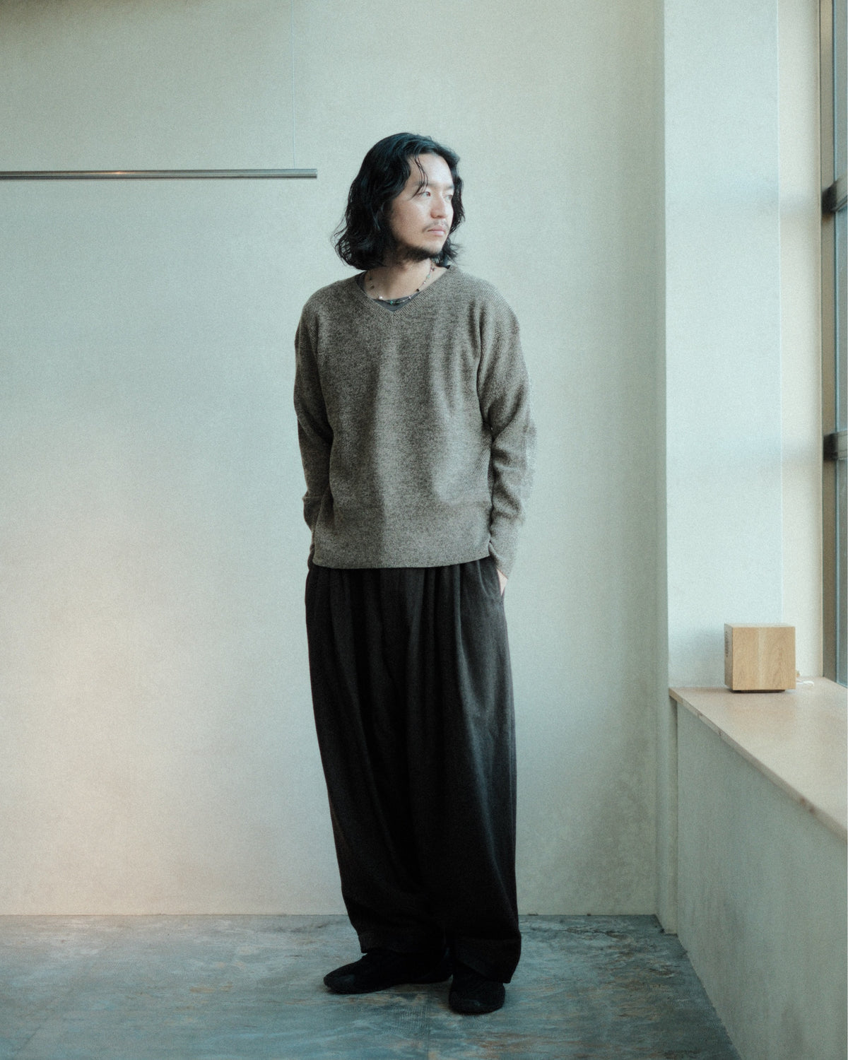 oira 10 TUCK PANTS（IF10TP）のニットと合わせた全身の着用