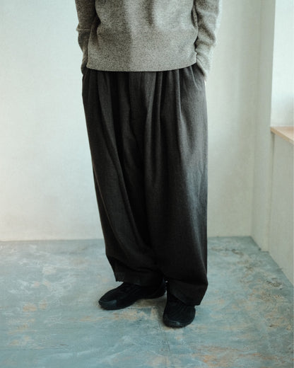 oira 10 TUCK PANTS（IF10TP）の正面のワイドシルエット