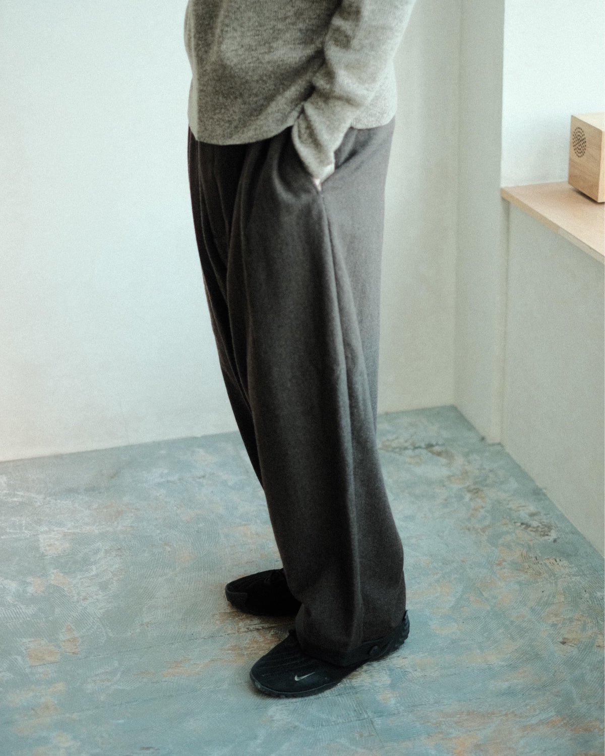 oira 10 TUCK PANTS（IF10TP）の側面の着用シルエット