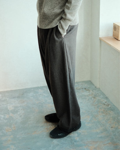 oira 10 TUCK PANTS（IF10TP）の側面の着用シルエット