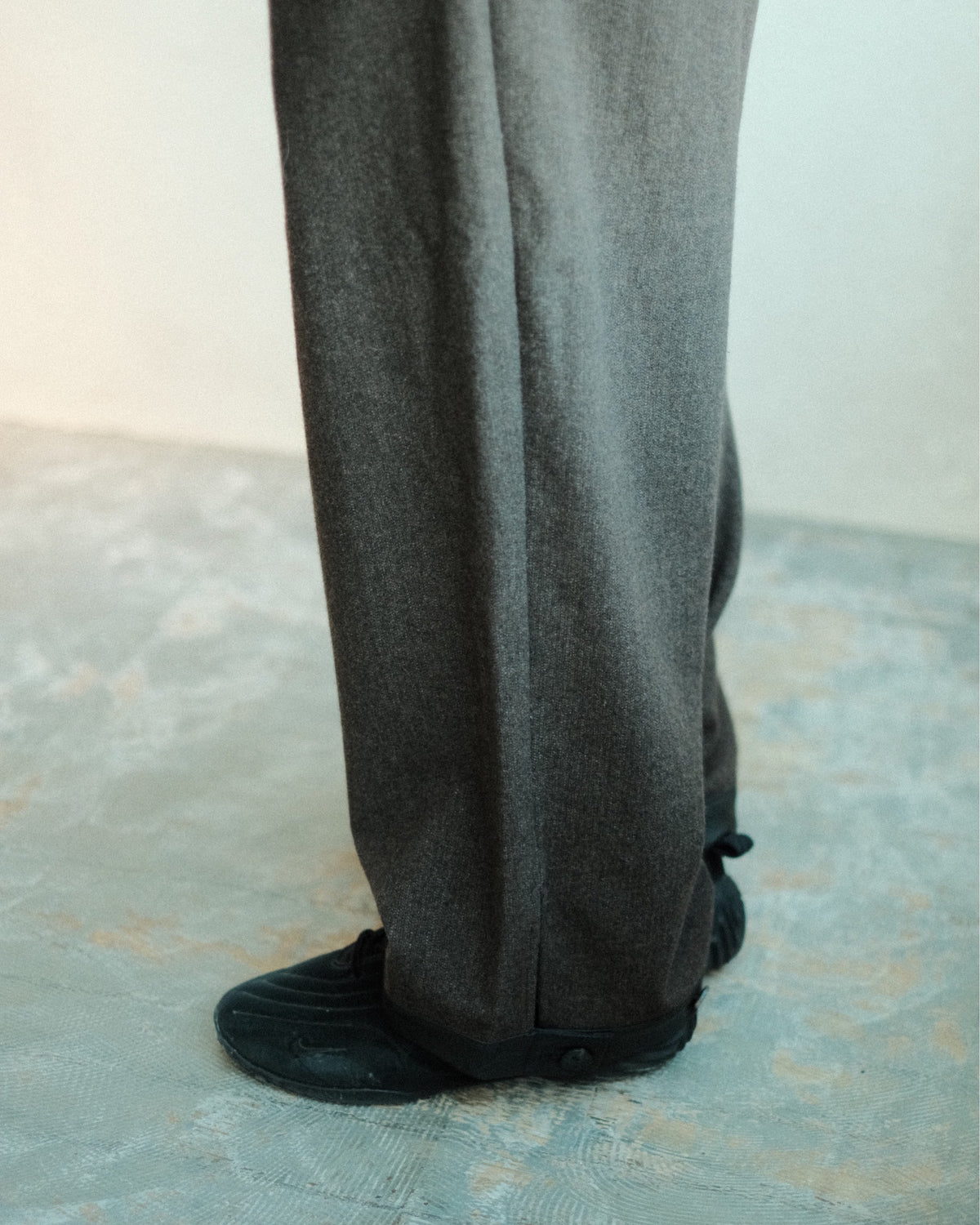 oira 10 TUCK PANTS（IF10TP）の裾のレザーパイピング