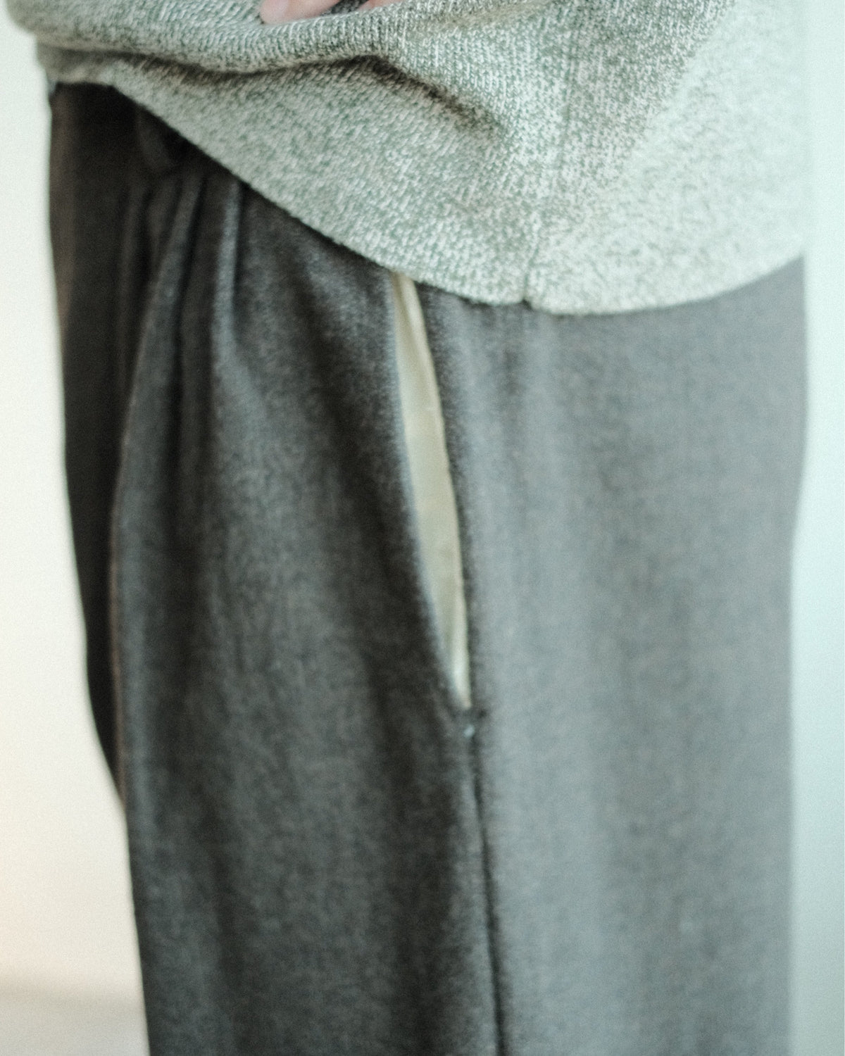 oira 10 TUCK PANTS（IF10TP）のサイドポケットのディテール