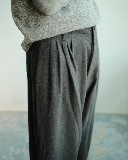 oira 10 TUCK PANTS（IF10TP）の腰まわりのタック