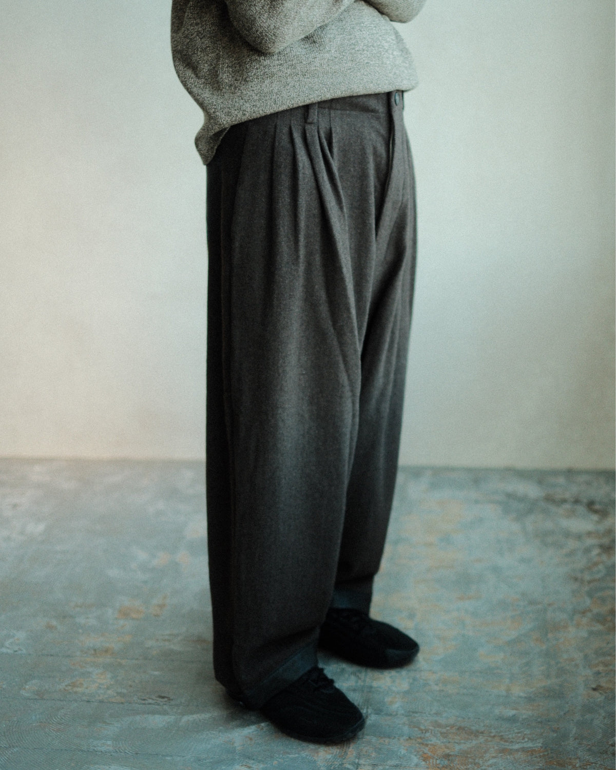 oira 10 TUCK PANTS（IF10TP）の斜め正面の着用シルエット