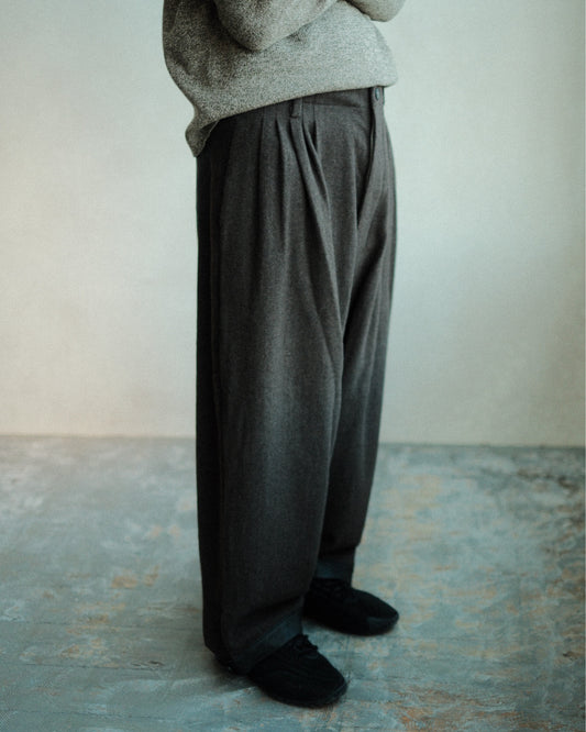 oira 10 TUCK PANTS（IF10TP）の斜め正面の着用シルエット