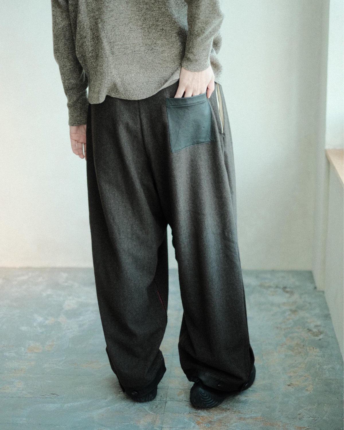 oira 10 TUCK PANTS（IF10TP）の背面の着用シルエット