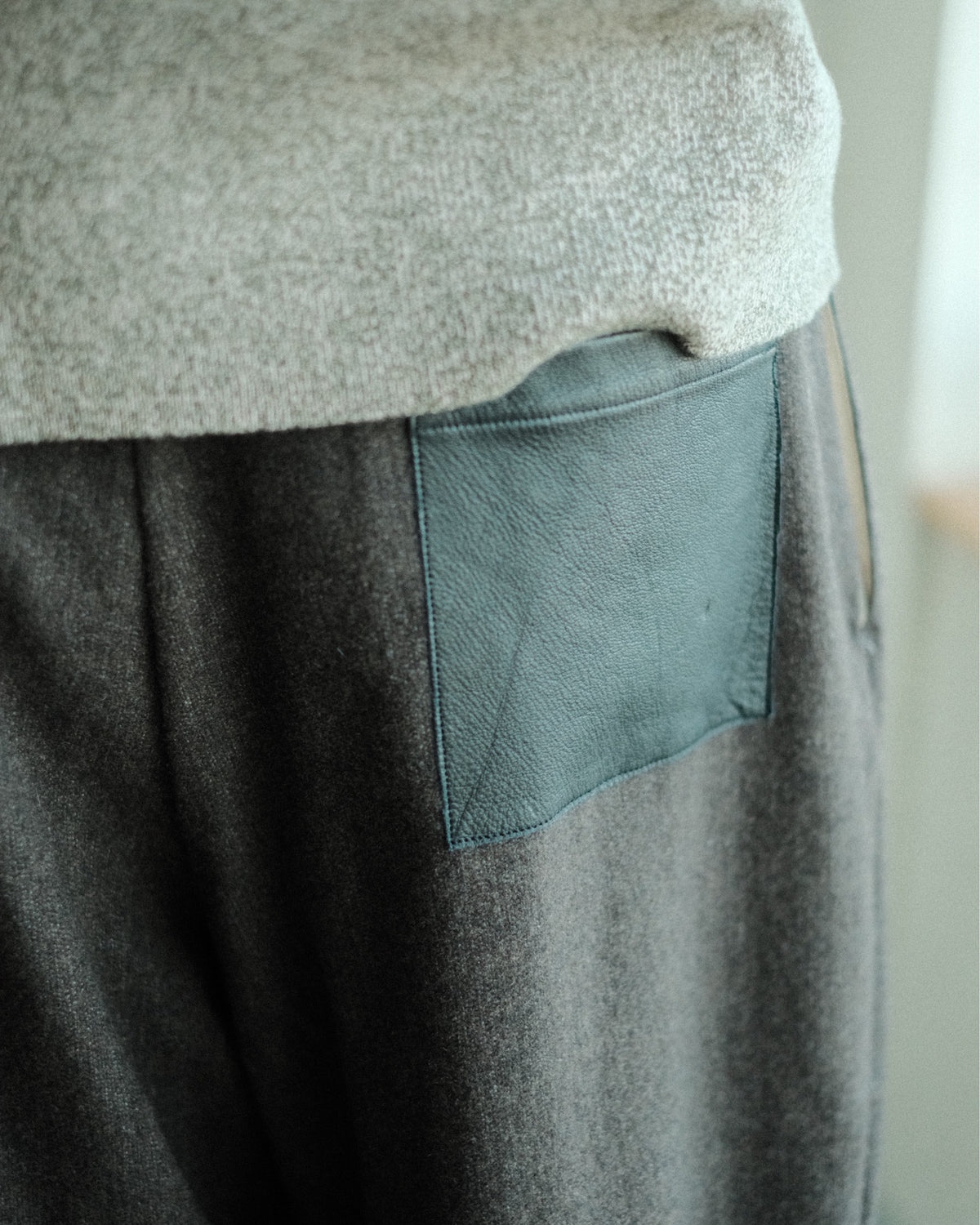 oira 10 TUCK PANTS（IF10TP）のレザーの後ろポケット