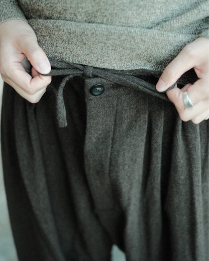 oira 10 TUCK PANTS（IF10TP）のウエストの共布ひもとボタン
