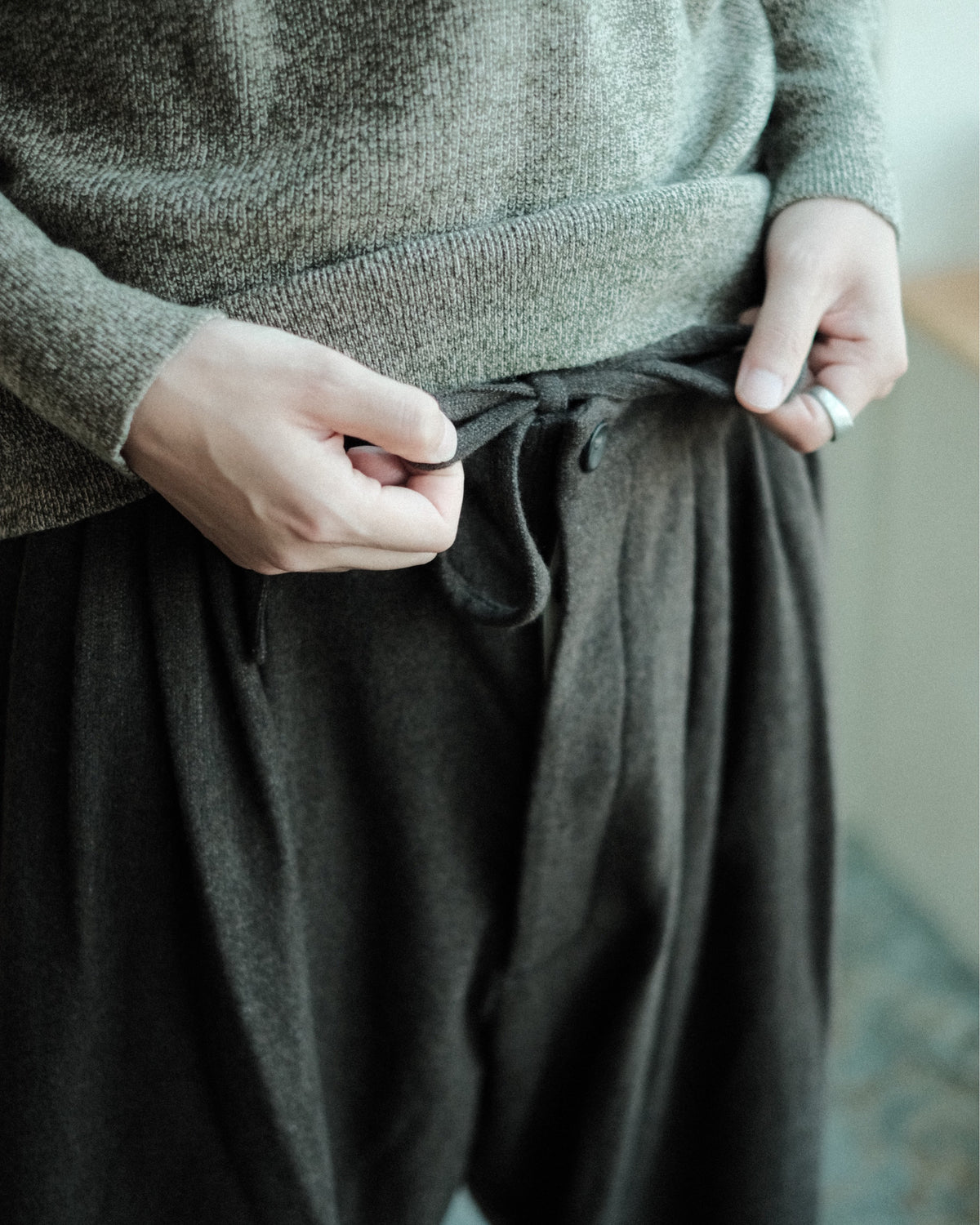 oira 10 TUCK PANTS（IF10TP）のウエストの共布ひもの結び目