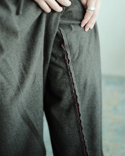 oira 10 TUCK PANTS（IF10TP）の内股の赤いライン