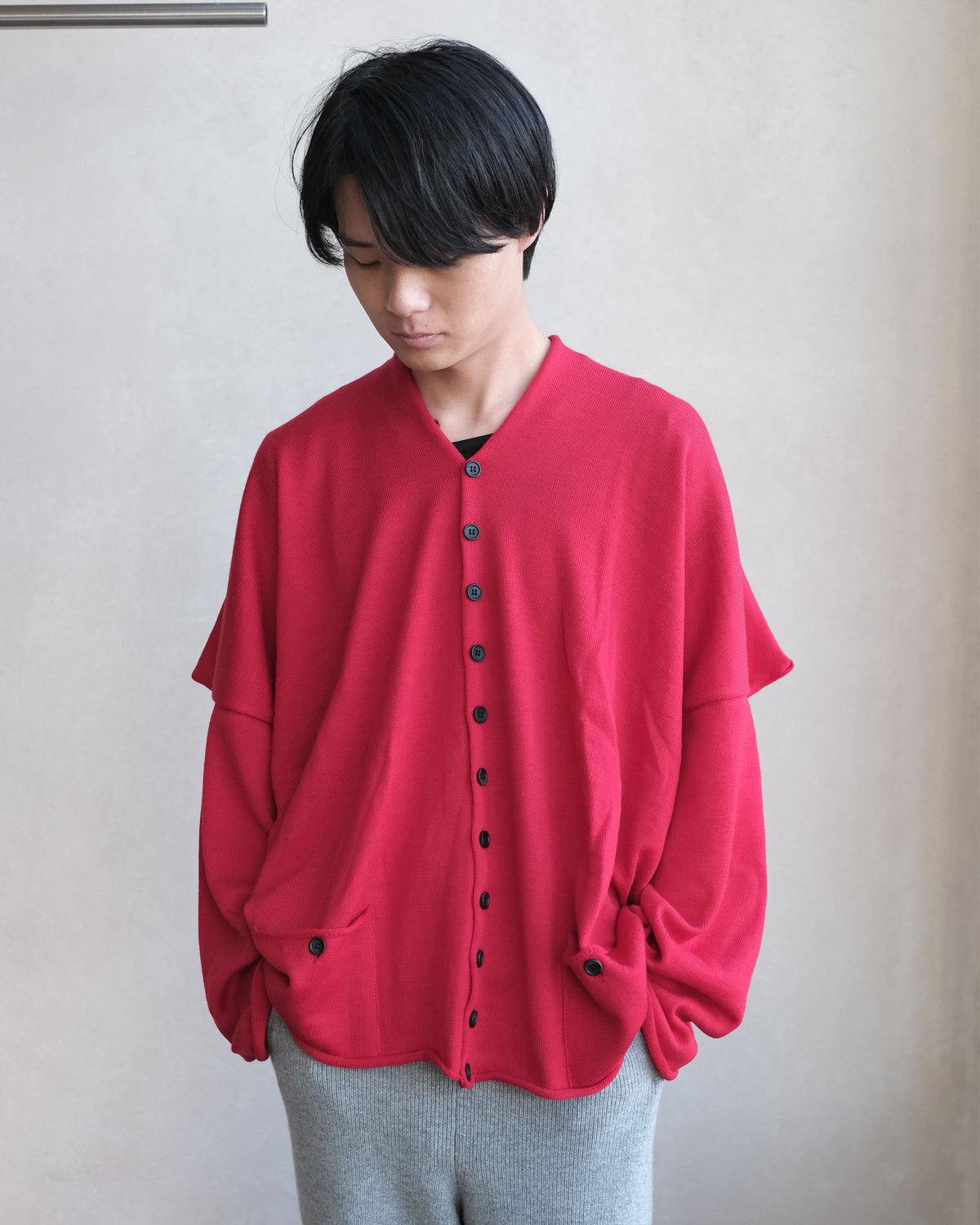 oira BOX CARDIGAN RED 着用正面