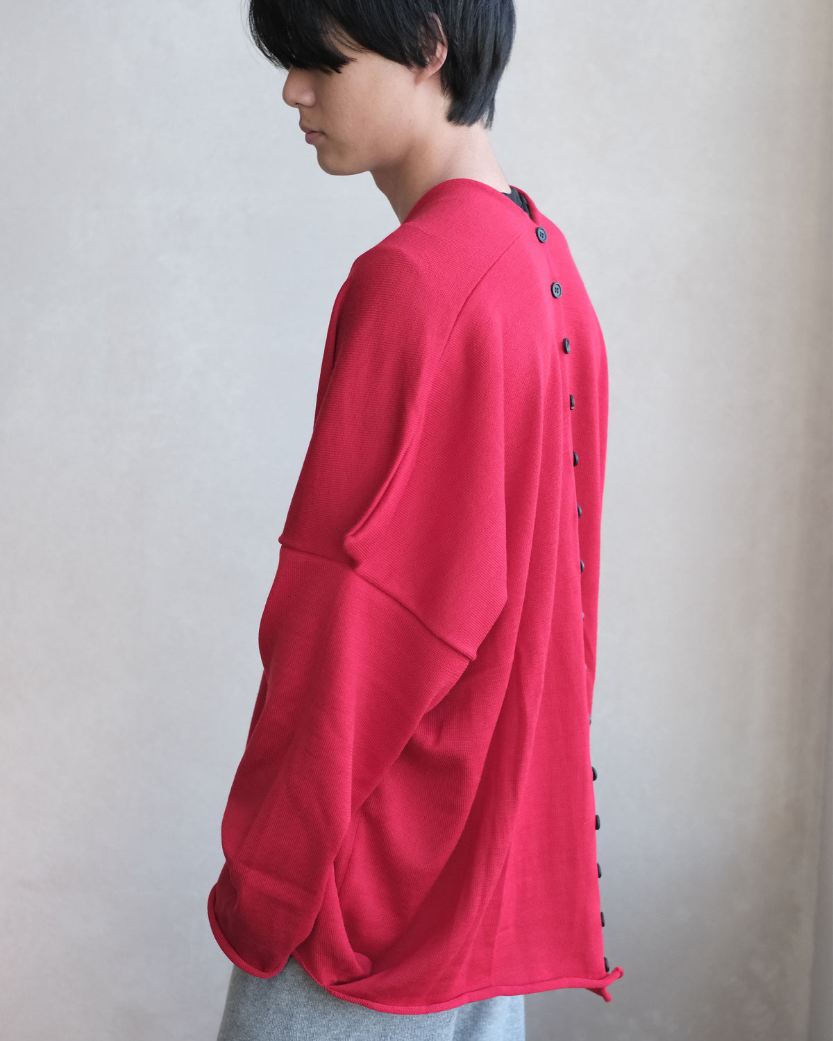 oira BOX CARDIGAN RED 着用側面