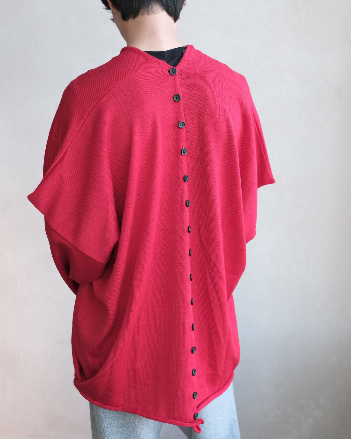 oira BOX CARDIGAN RED 着用背面
